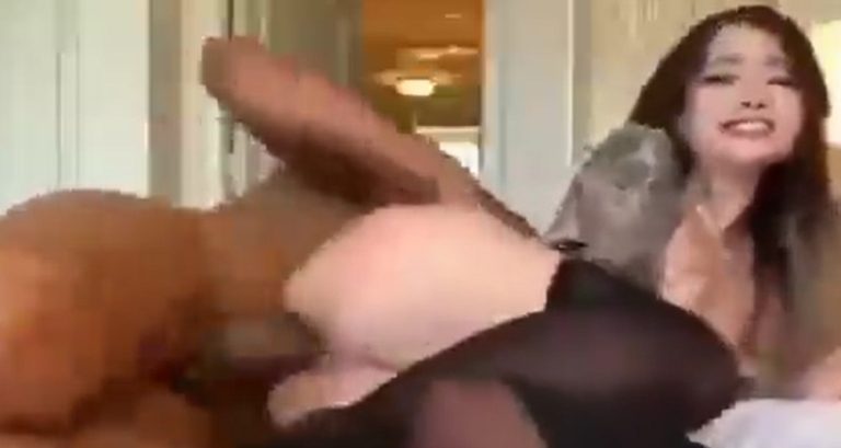 Cewek Cantik Di Goyang Pria Kulit Hitam Sapai Merintih Keenakan